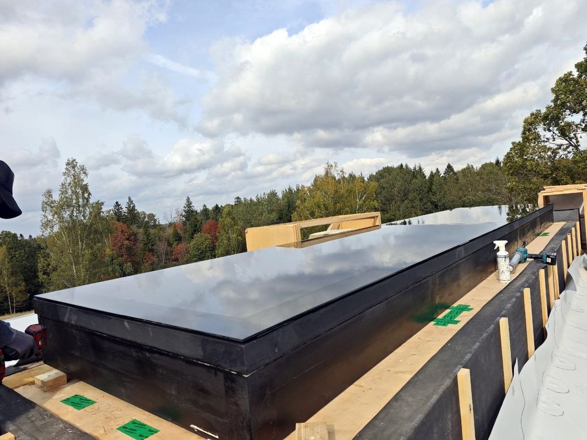 Finished GW120SG unit on the roof upstand, one continuous glass surface